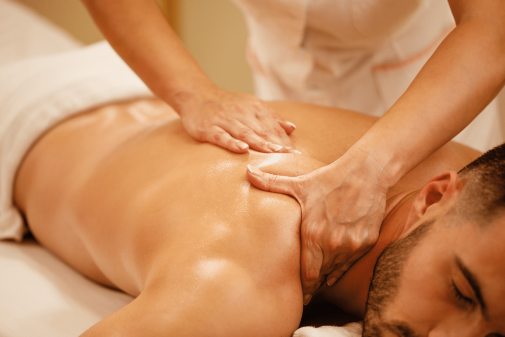 massage suédois homme - Image de Drazen Zigic sur Freepik